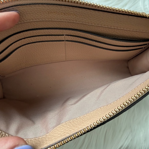 Tory Burch Carson Zip Top Crossbody Bag with Gold Accents Devon Sand Leather - Picture 3 of 5